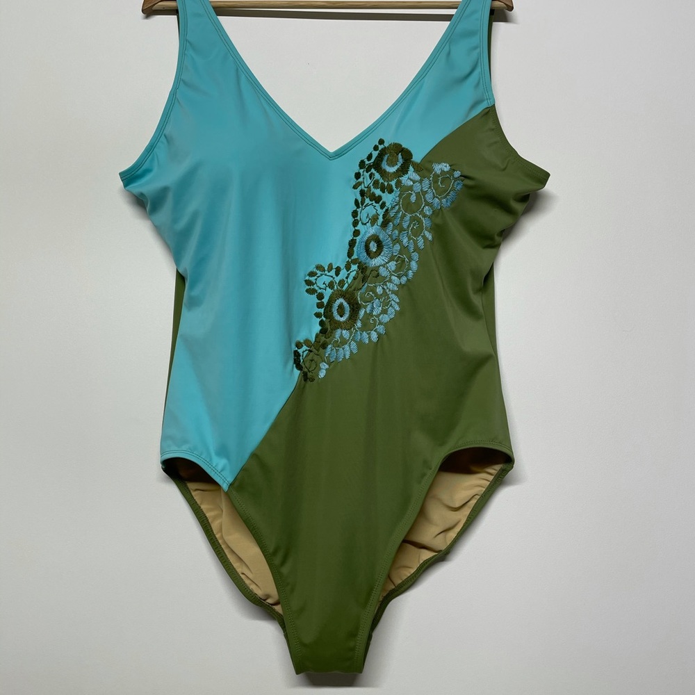 Shape FX women’s one piece Swimsuit